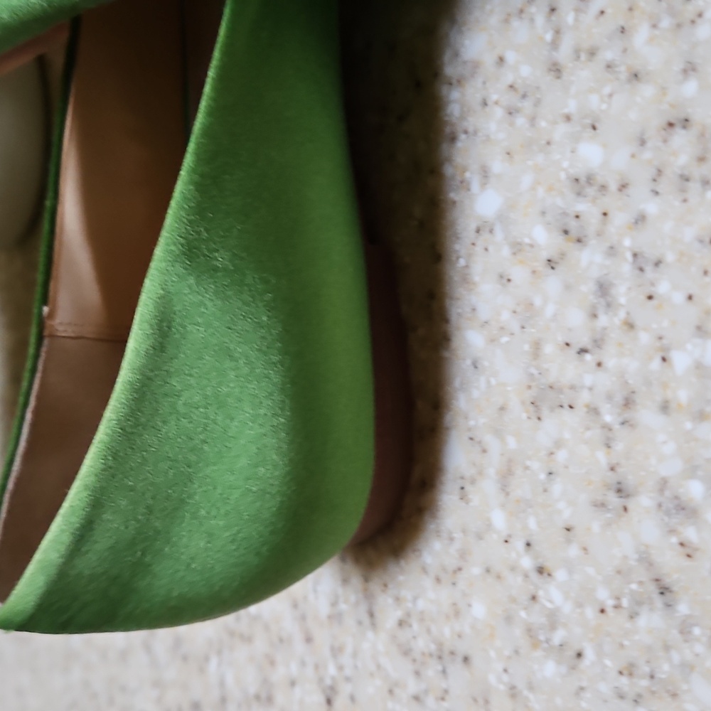 Badgley Mischka Green Satin Pointed Toe Flats with Crystal Accent. Perfection. 💚 - Picture 4 of 4
